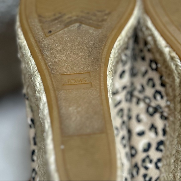 Tom’s Animal Print Open Toe Wedge Sandals - Picture 4 of 5